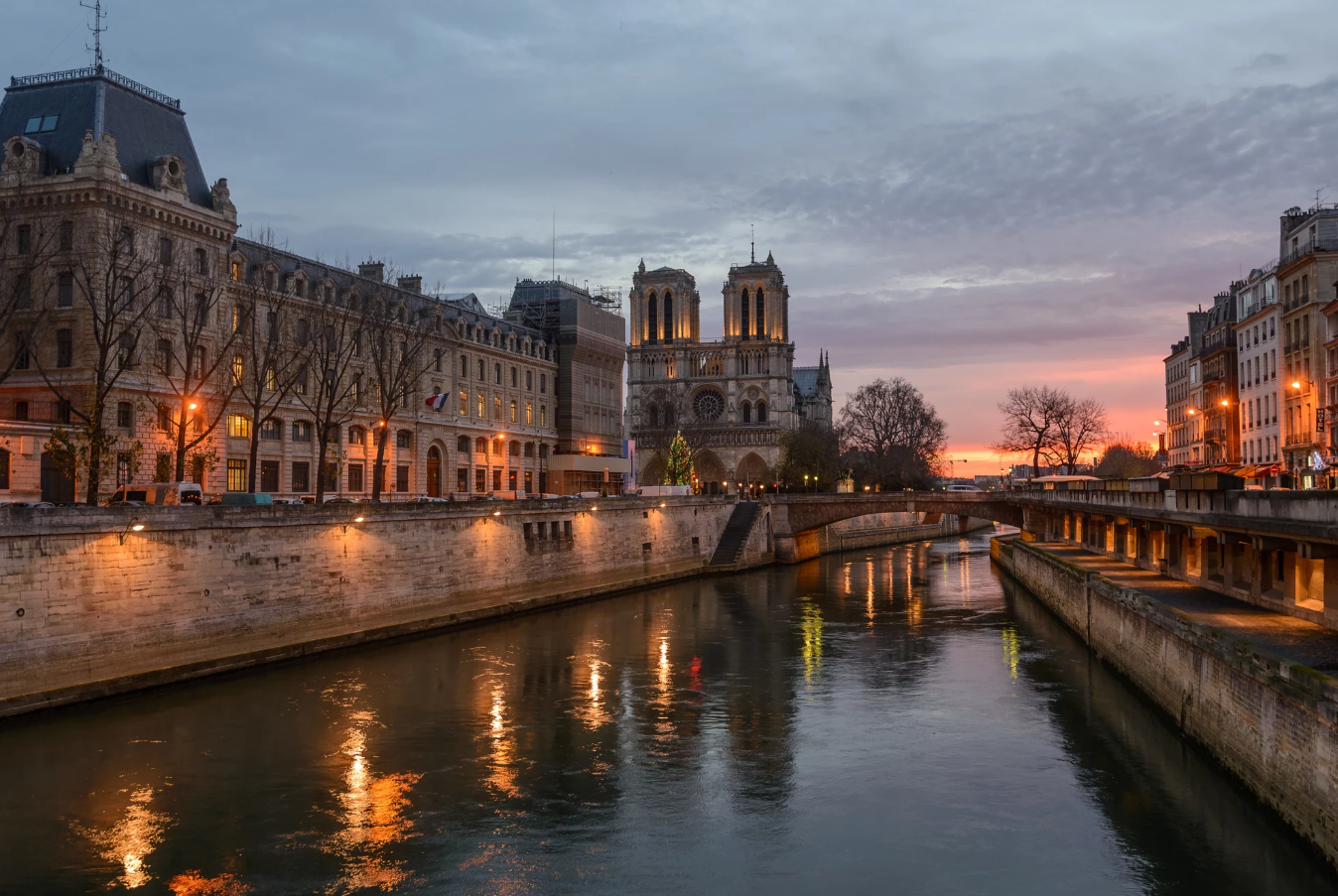 Речка сена. Берега Сены в Париже ЮНЕСКО. Река сена во Франции. Набережная Орлеан в Париже. Река сена в Париже.