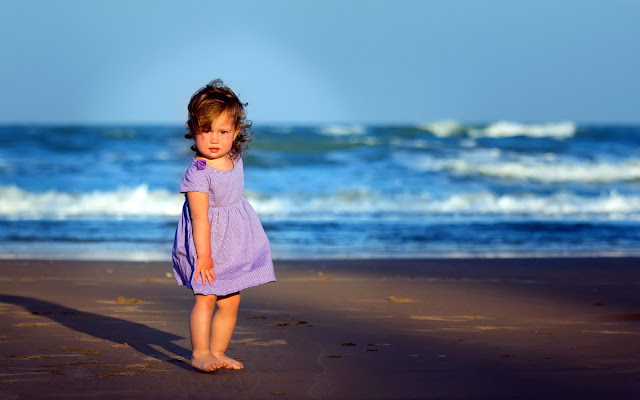 Foto de Una Niña Caminando por la Playa Imagenes de Niños