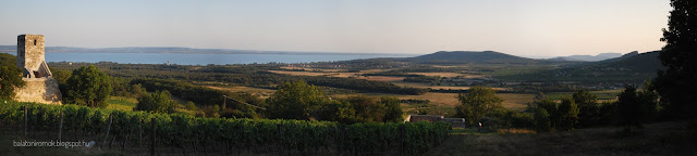 Kilátás a Szent Balázs templomromtól a Balatonra Kilátás a Szent Balázs templomromtól a Balatonra, balra a rom, középen a tó