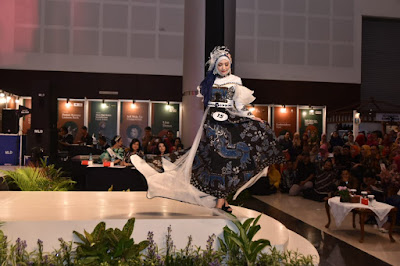 Peragakan Batik Motif Turonggo Yakso dan Van Dilem, Novita Hardini Bangga Tampil Di Atas Catwalk