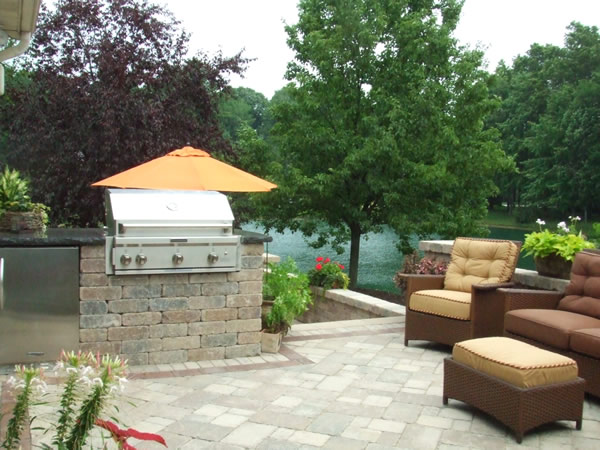 PATIO ACOGEDOR CON FUENTE DE AGUA - Patios y Jardines