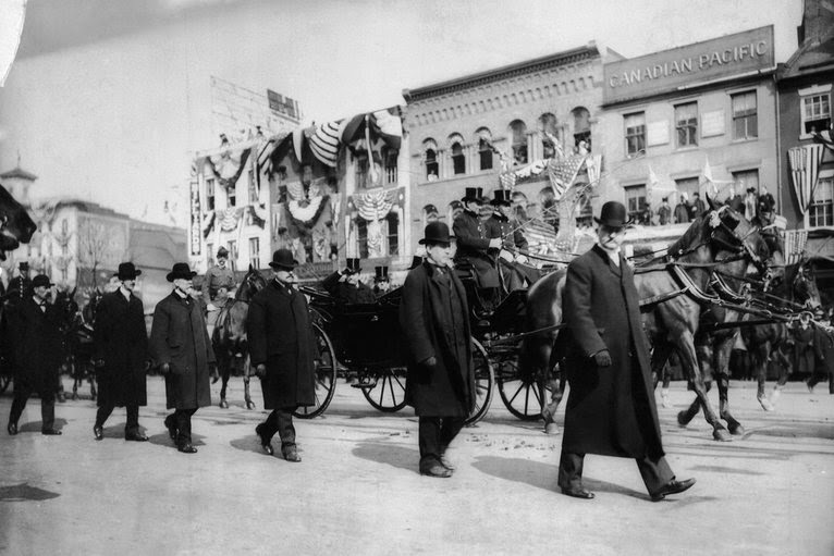 Secret Service members flank each side of President Theodore Roosevelt's inauguration carriage