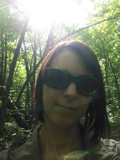 Femme, forêt, lunettes de soleil