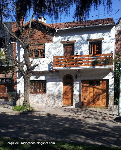 Casa residencial de dos plantas con tejado y aspecto de chalet en Villa Devoto, Buenos Aires Casa chalé en un barrio residencial de Buenos Aires