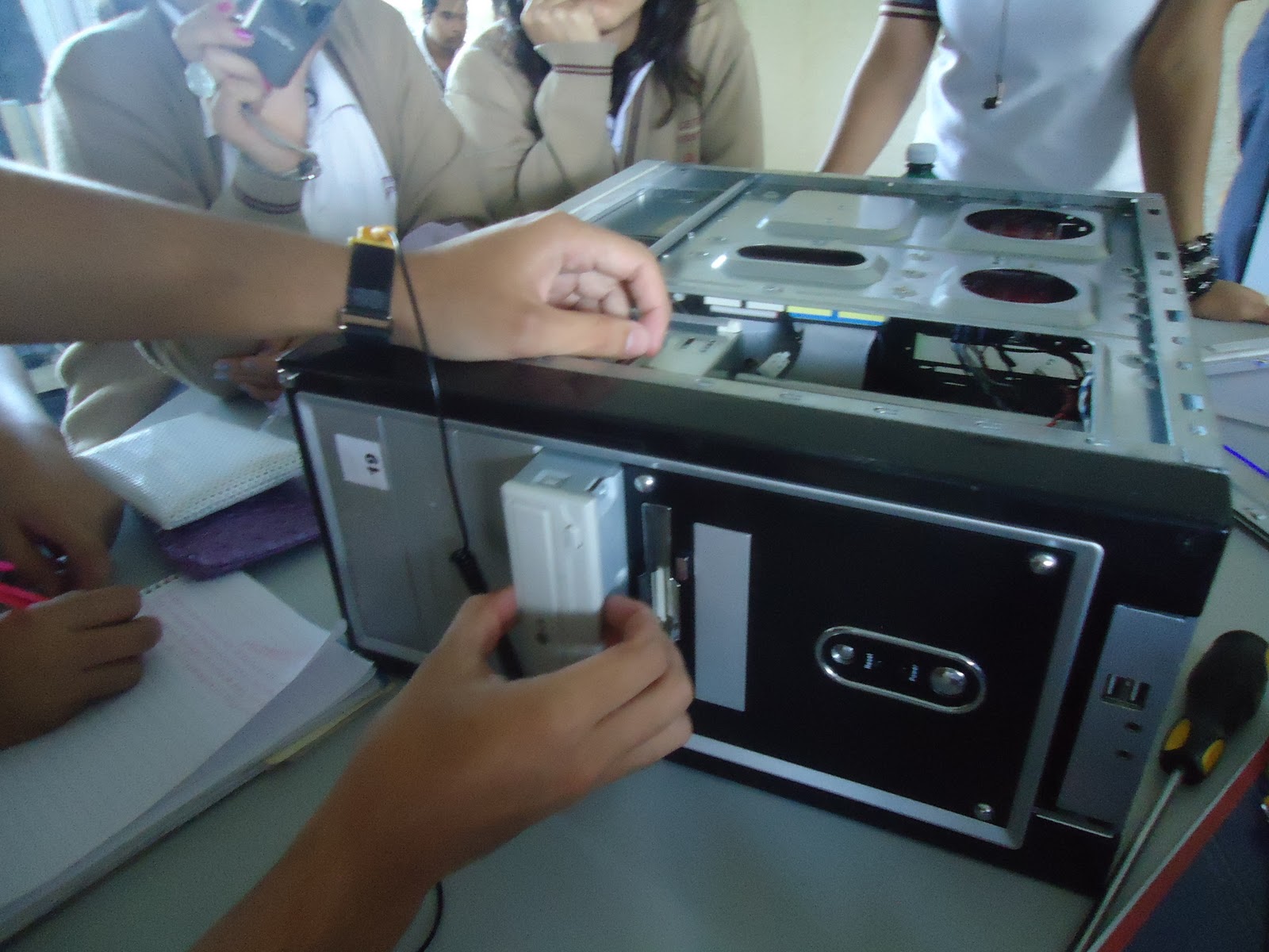 Equipo de Mantenimiento: Aplicar Mantenimiento Preventivo al CPU en