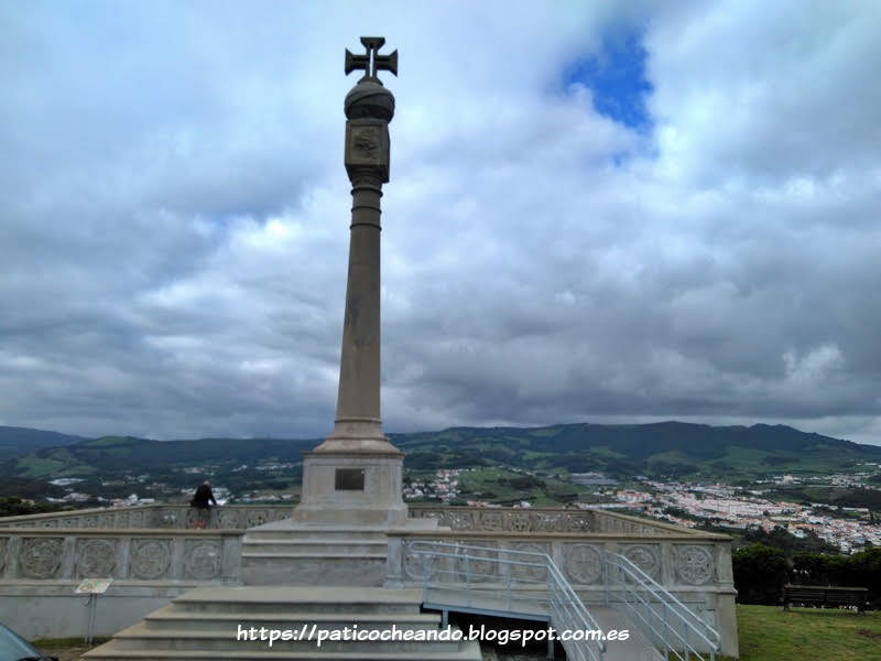 ANGRA do HEROISMO-MONTE BRASIL(Isla Terceira-Açores): en Miradouro das Cruzinhas, el Padrão Conmemorativo al V centenario del descubrimiento de las Islas Azores