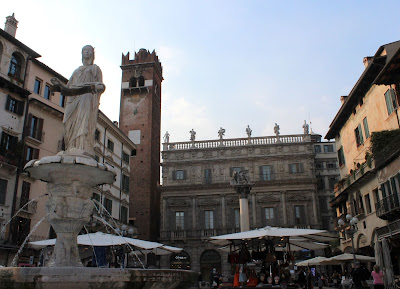 Verona Plaza de las Hierba con la madonna de Verona
