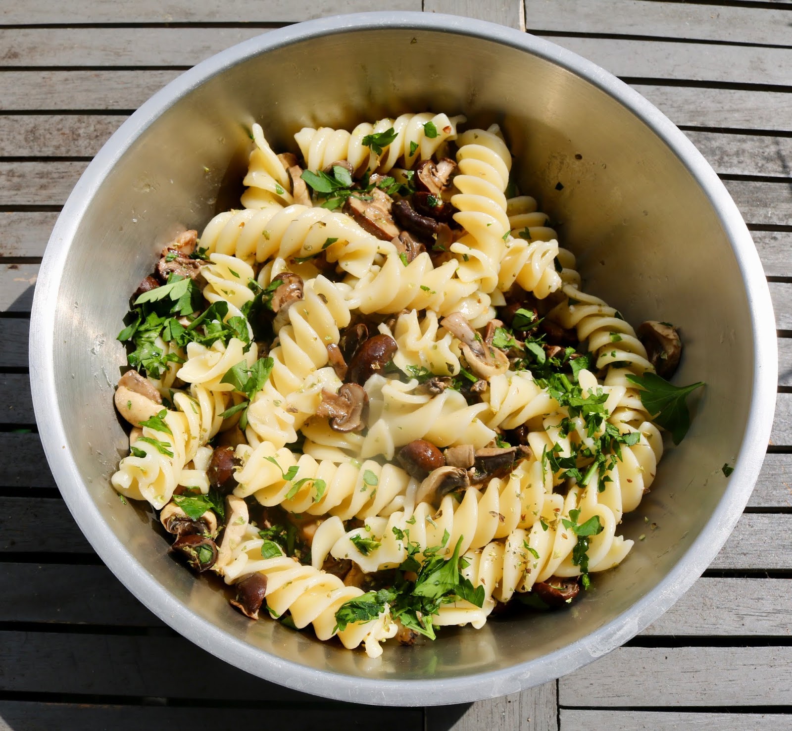 Pastasalat mit marinierten Pilzen Pastasalat mit marinierten Pilzen