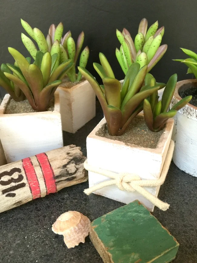 Create decorative pots for faux succulents. www.homeroad.net