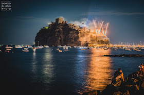 Antiche tradizioni dell' Isola d' Ischia, Festa a mare agli scogli di Sant' Anna, Festa di Sant'Anna 2018, foto Ischia, fotografare i fuochi d'artificio, Incendio del Castello Aragonese Ischia, 
