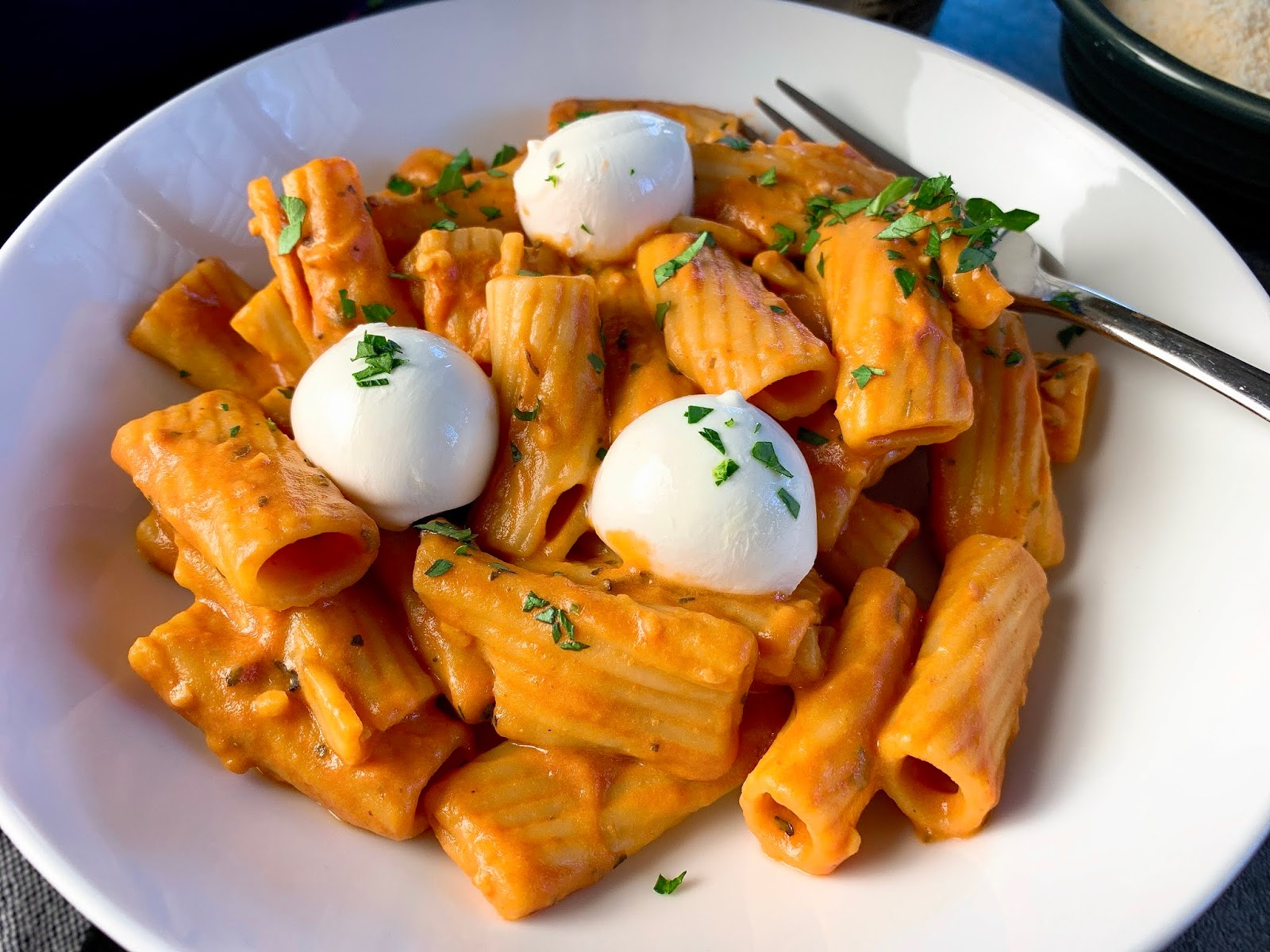 OnePot Rigatoni with Garlicky Pink Sauce and Mozzarella