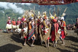 PENJEMPUTAN PESAWAT DENGAN TARIAN ADAT PAPUA KHUSUS KAB. PEGUNUNGAN BINTANG TIMUR PAPUA