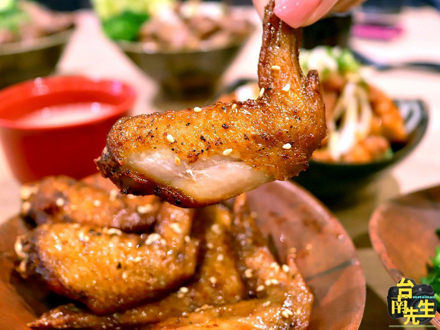 台南日式丼飯/超值佛心價最低120元起/從路邊小攤販賣到連鎖餐飲品牌/雞白湯+飲品內用無限暢飲喝到飽/現點現烤直火炙燒/獨家秘製燒肉醬/使用台灣豬/一開店就有客人上門