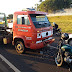 Motociclista morre ao bater em caminhão guincho parado, em Londrina