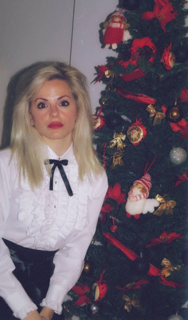 Alejandra Colomera con camisa blanca con blondas, falda tubo negra y lacito de raso en el cuello