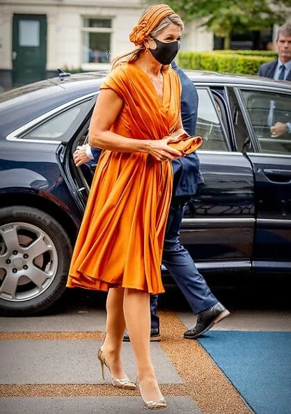 Queen Maxima wore a silk pleated dress by Mattijs van Bergen. Gold, orange pear-shaped mandarin the drop diamond citrine earrings