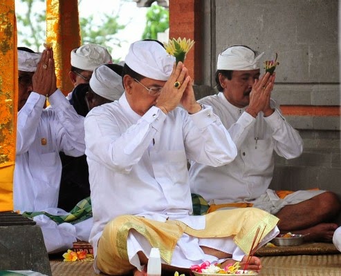 Diguyur Hujan, Pejabat Badung Penyineban di Pura Agung
