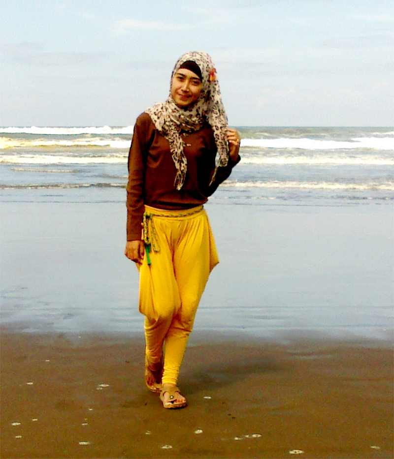 Penunggu Pantai cilacap cewek cantik berhijab Githa Algian Yusnia Putri cam...