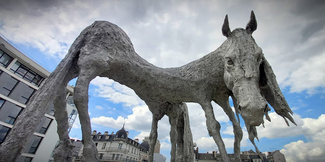 « Morvarc’h », le cheval mythique, sculpture de Jean-Marie Appriou installée devant la gare de Rennes en Juin 2021