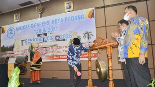 Wako Hendri Septa Buka Muscab ke 10 Gapensi Kota Padang