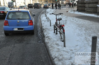 © hamburgize.com / Stefan Warda - "Geräumter Radweg" Fake-Winterdienst: "Geräumter Radweg" Gorch-Fock-Wall