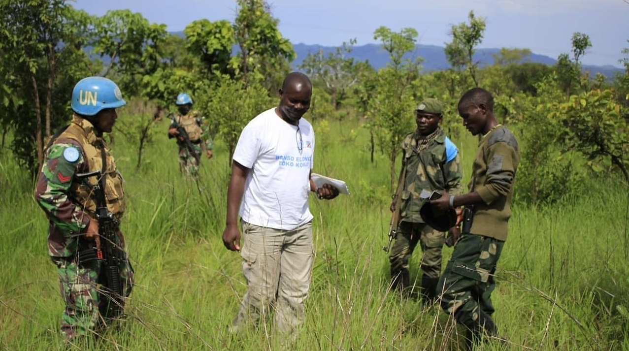 Personil Yonif PR 503 Kostrad Selamatkan Dua Warga Kongo dari Perampokan