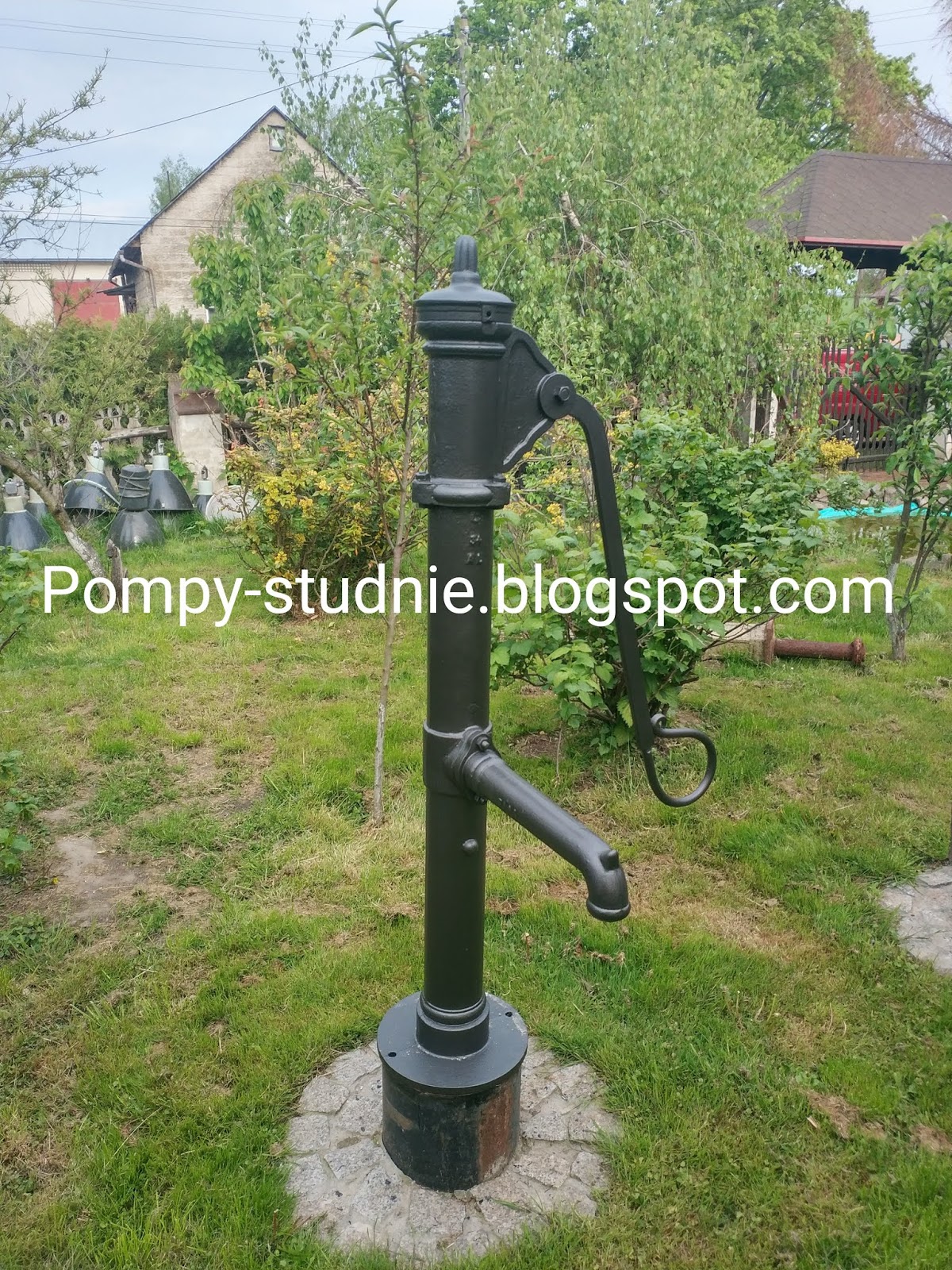 Handpumpe zum Pumpen im Garten