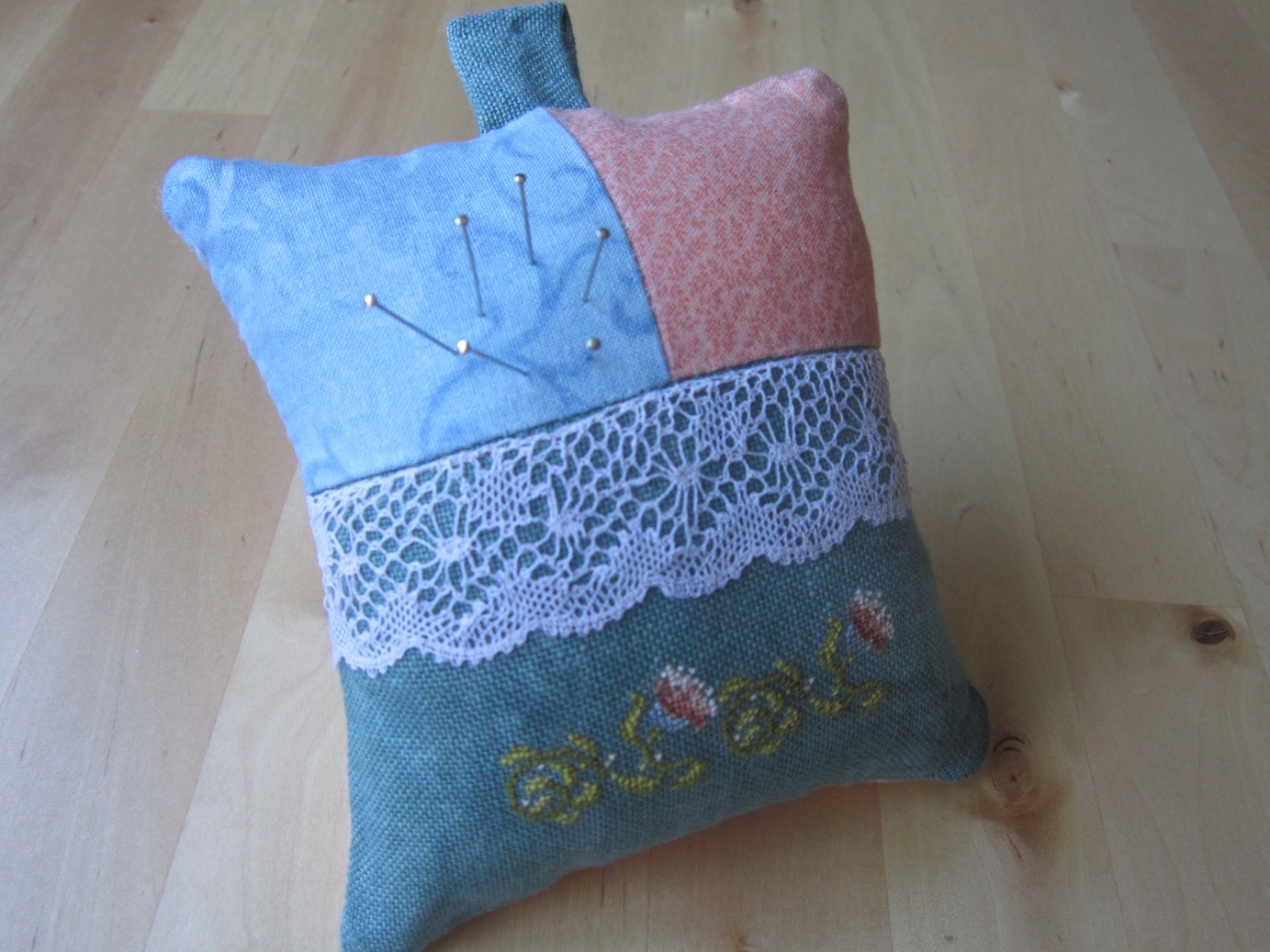 La caja en blanco English tapestry sewing box