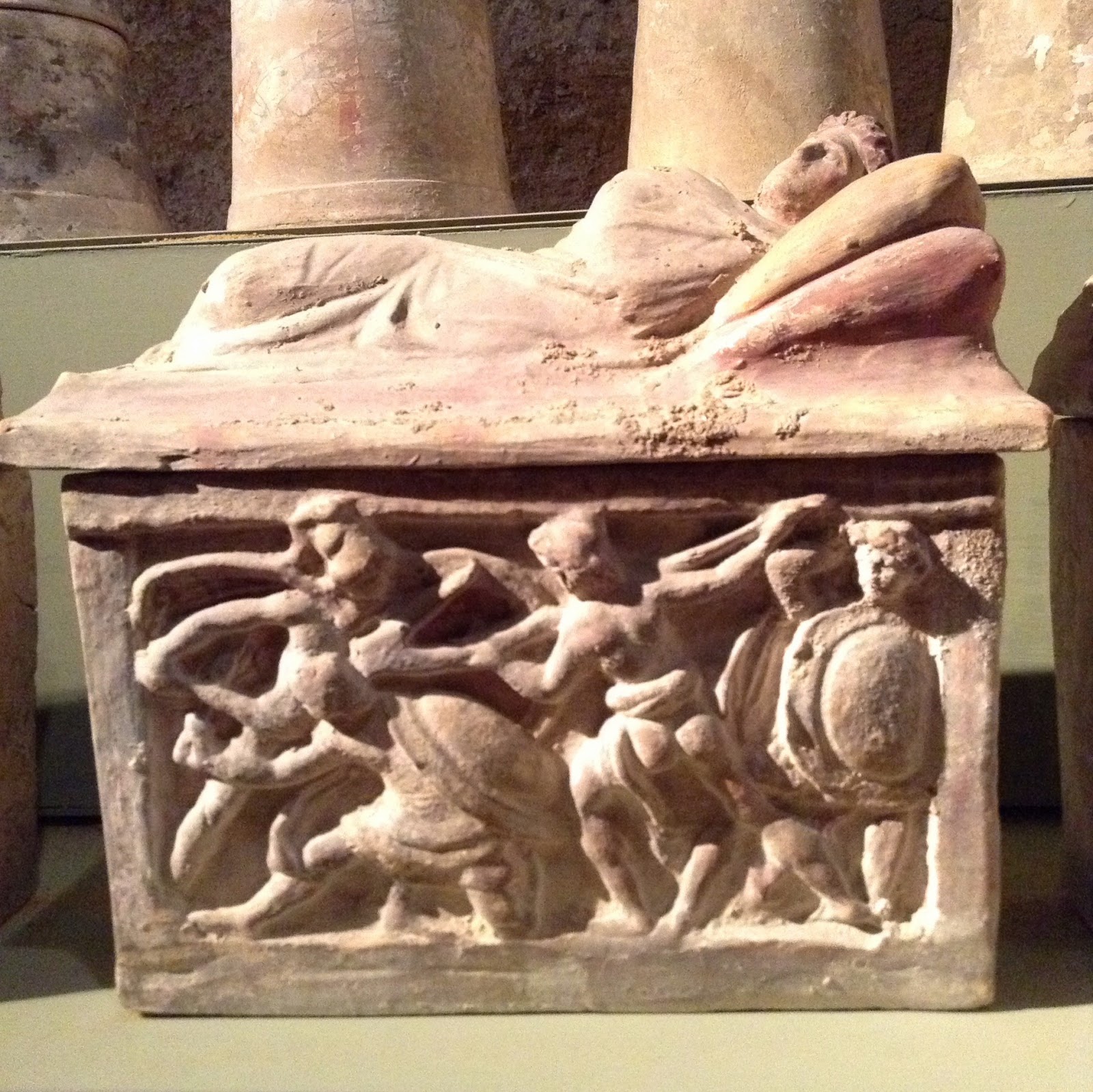Museo Archeologico di Siena:  l’eroe nudo Echetlo che combatte con un aratro