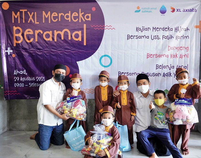 Serentak di 4 Kota, MTXL Axiata Merdeka Santuni Ratusan Yatim Piatu