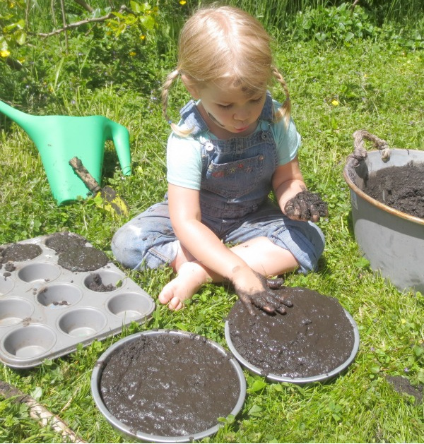 Wow all ages and make MAGIC mud! It bubbles and fizzes as kids play! #magicmud #mudpierecipe #mudplayideas #fizzingmud #bakingsodaexperimentsforkids #growingajeweledrose Wow all ages and make MAGIC mud! It bubbles and fizzes as kids play! #magicmud #mudpierecipe #mudplayideas #fizzingmud #bakingsodaexperimentsforkids #growingajeweledrose