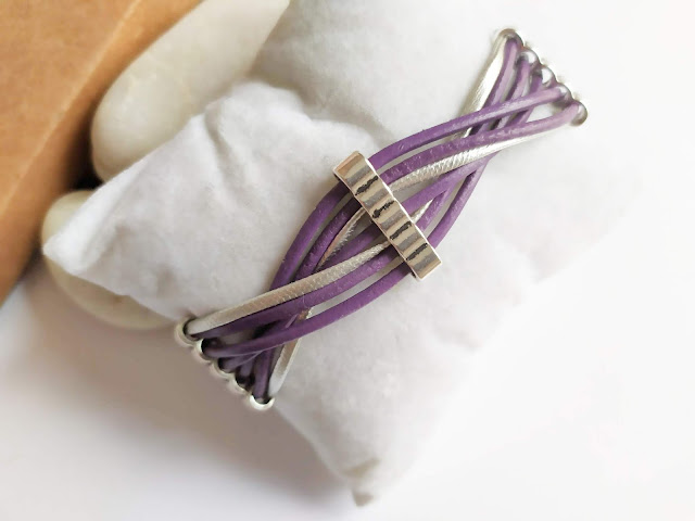 PULSERA  CUERO MORADA Y PLATA