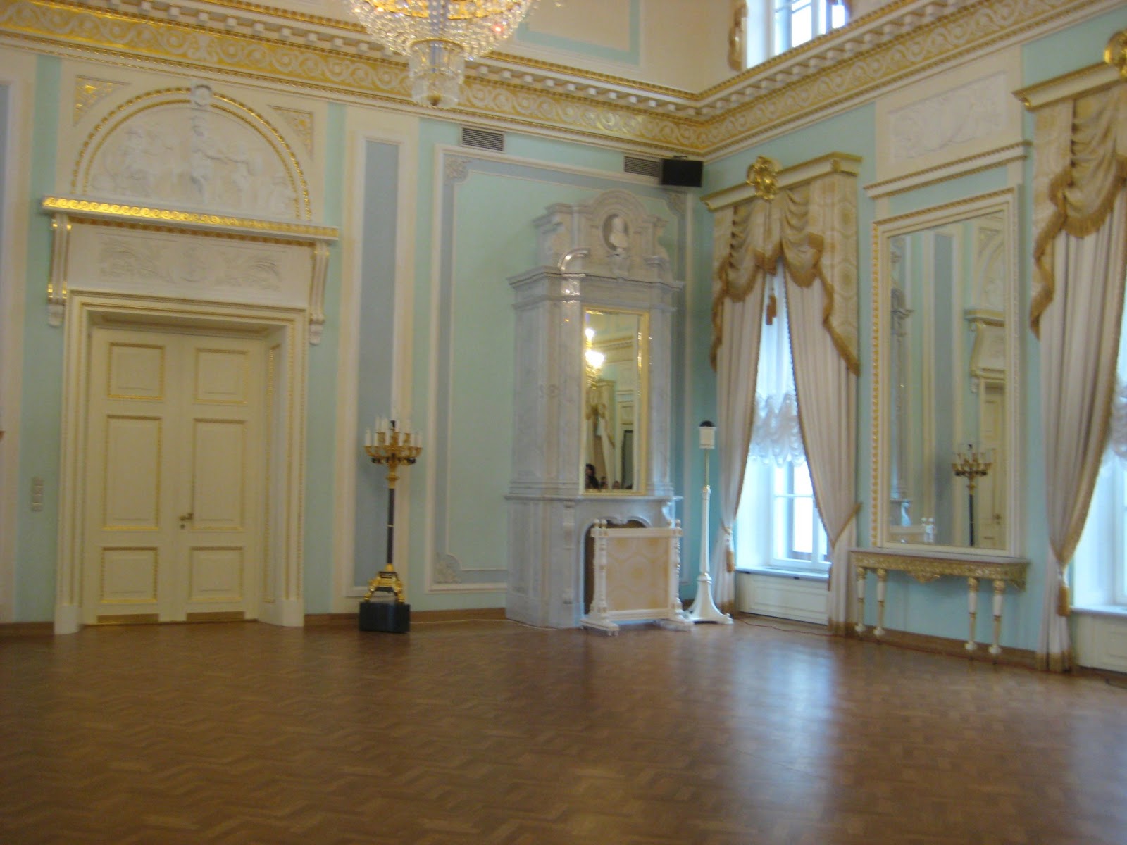 Голубой зал константиновского дворца