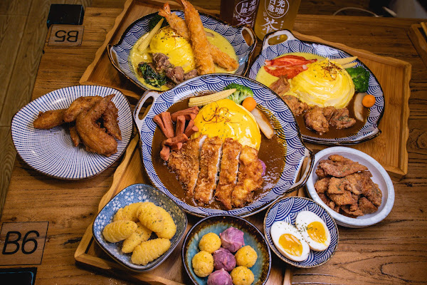 台中咖哩【日光造咖咖哩製造所】北區美食!黑咖哩尬綠咖哩香濃超涮嘴新品湯咖哩烏龍好暖心!炸蝦豬排鹹酥雞通通自由配內用還有柴魚湯喝到飽!