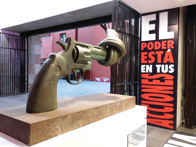 La escultura la Pistola Anudada en el Museo Memoria y Tolerancia