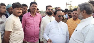 नीतीश बाबू के सुशासन को उन्ही के विधायक गोपाल मंडल ने दी चुनौती हड़वे हथियार के साथ जमीन कब्जा करने पहुंचे विधायक नीतीश बाबू के सुशासन को उन्ही के विधायक गोपाल मंडल ने दी चुनौती हड़वे हथियार के साथ जमीन कब्जा करने पहुंचे विधायक