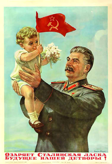 “A bondade de Stalin ilumina o futuro de nossas filhos”, diz o cartaz. Putin joga a mesma cartada bancando de defensor da família e da moralidade pública, até no Ocidente! “A bondade de Stalin ilumina o futuro de nossas filhos”, diz o cartaz. Putin joga a mesma cartada bancando de defensor da família e da moralidade pública, até no Ocidente!