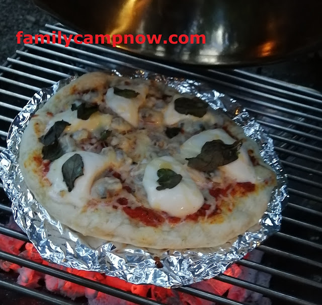 キャンプレシピ 焚き火台とdiyピザ蓋だけで作る本格ピザ ピザ生地からソースまで手作り キャンプ初心者家族のあれこれブログ