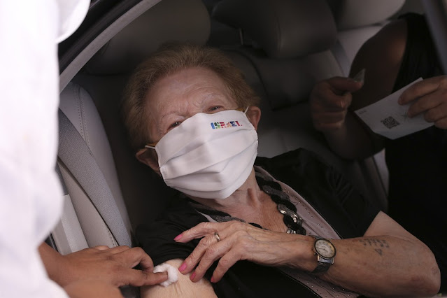 Sobrevivente do holocausto é vacinada contra Covid-19 em São Paulo