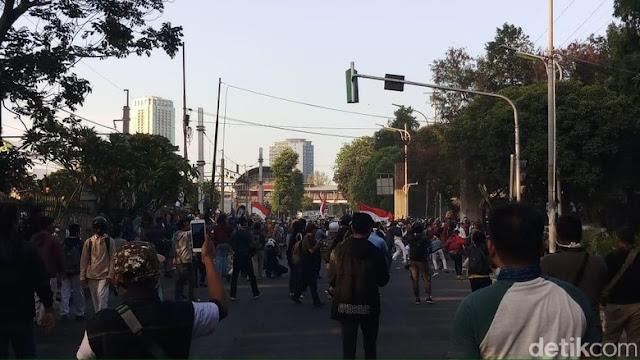 Ricuh di Belakang DPR, Massa Pelajar Lempar Batu-Polisi Tembak Gas Air Mata Ricuh di Belakang DPR, Massa Pelajar Lempar Batu-Polisi Tembak Gas Air Mata