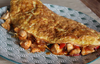 Tortilla de huevos con verduras y pollo