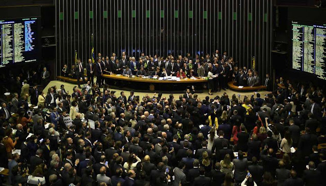 Contrariando partidos, 19 deputados 'rebeldes' da oposição votaram a favor da reforma