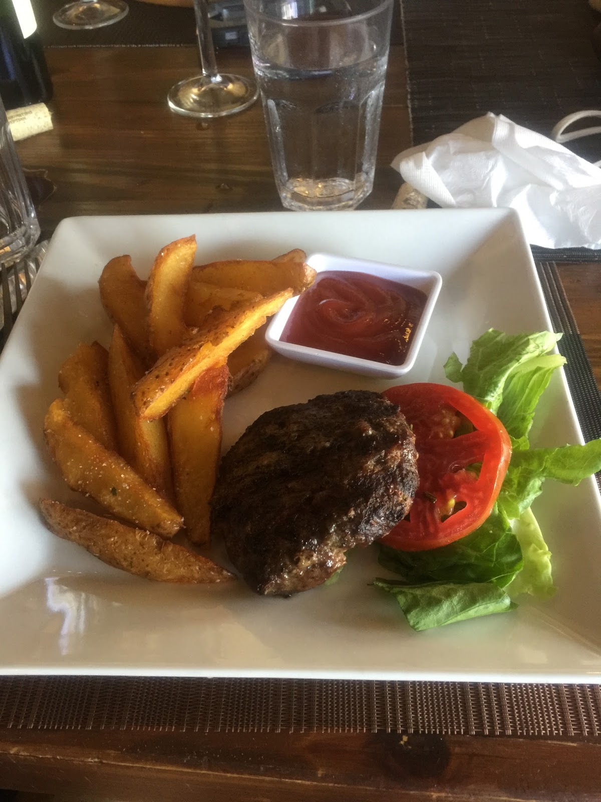 Wine Mise en abyme Uncorked, an international wine bar in the heart