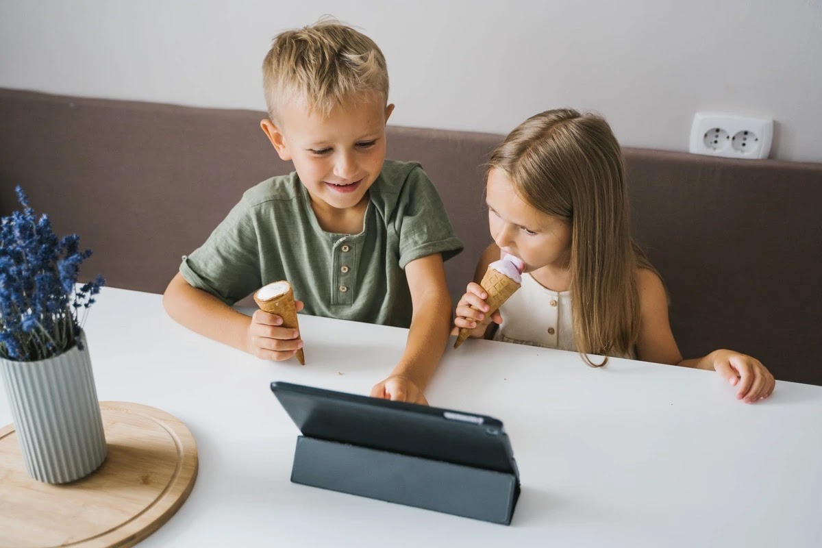 kids play smartphone eat ice cream