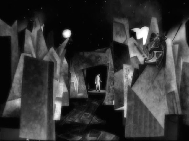 Эндрю Леман стилизовал свой фильм «Зов Ктулху» (2005) под немецкий экспрессионизм 1920-х годов: в этом течении тоже любили нагнетать тревогу с помощью искажённой геометрии декораций