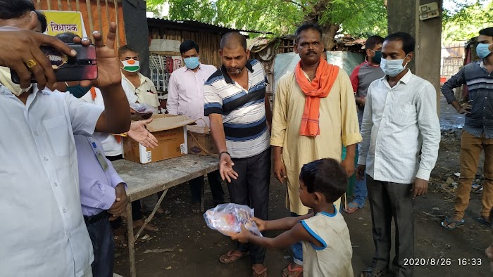पटना (बिहार) : पथ निर्माण मंत्री नन्द किशोर यादव ने झोपड़पट्टी में बच्चों के बीच कॉपी,पेंसिल और मिठाई खिलाकर अपना 67वां जन्मदिन मनाया।।