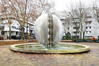 Paris : Fontaine du square Marcel Mouloudji, oeuvre de Davos Hanich - XIXème