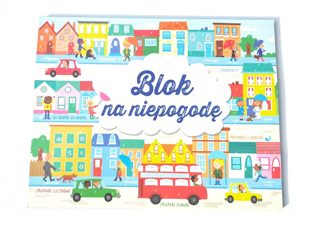 zagadki logiczne dla dzieci, na zdjęciu okładka bloku na niepogodę w kolorze białym ze scenami z życia miejskiego
