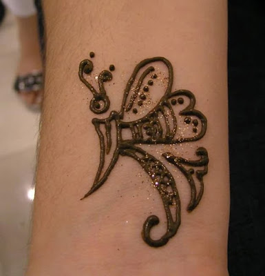 Sebuah tato kupu-kupu menggambarkan sisi kewanitaan dan feminitas.
