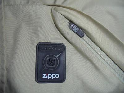 左胸 ロゴパッチ スラントジップファスナーポケット